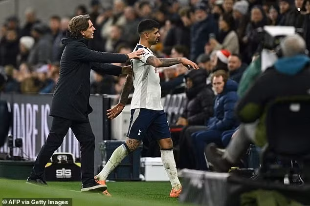 Thời gian bù giờ còn chứng kiến Cristian Romero phải nhận thẻ vàng thứ hai, thành thẻ đỏ gián tiếp, khiến Tottenham kết thúc trận đấu chỉ với 9 cầu thủ. liverpool-11.jpg