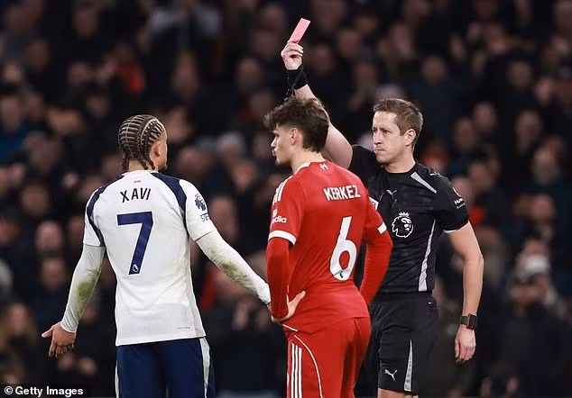 Tottenham cũng ‘thiệt đơn thiệt kép’ khi thua trên sân nhà khi Xavi Simons phải nhận thẻ đỏ trực tiếp vì phạm lỗi với Virgil van Dijk liverpool-9.jpg