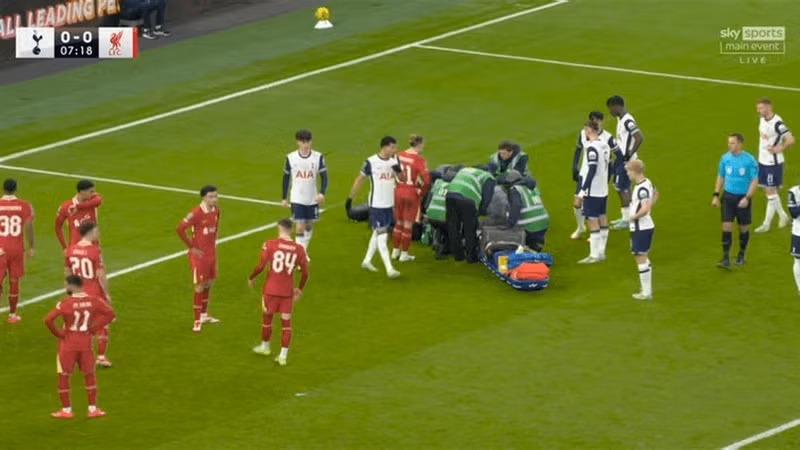 Tiền vệ của Tottenham tự ngã đập đầu xuống đất bất tỉnh. 1.jpg