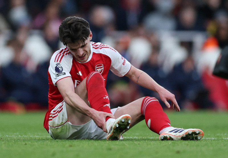Arsenal cũng phải trả giá đắt cho ngôi đầu khi Declan Rice dính chấn thương. arsenal-6.jpg