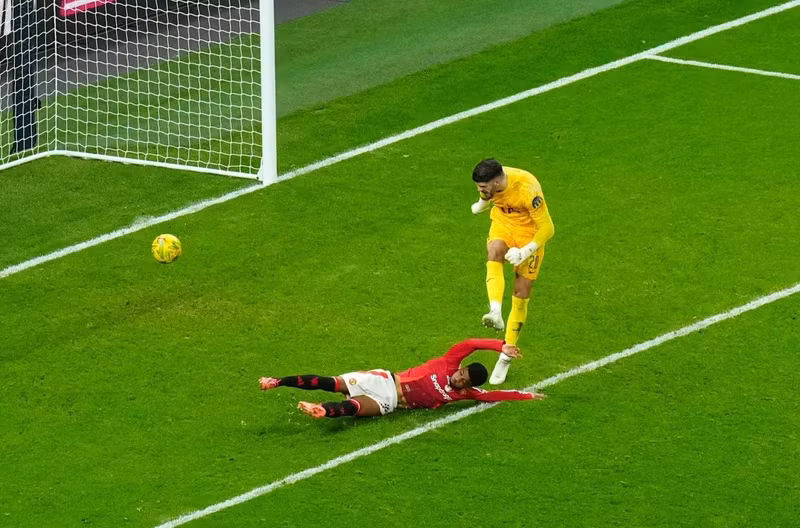 Hai màn ‘tấu hài’ liên tiếp của thủ thành Fraser Forster sau đó giúp Man Utd suýt làm nên cuộc lội ngược dòng. 5.jpg