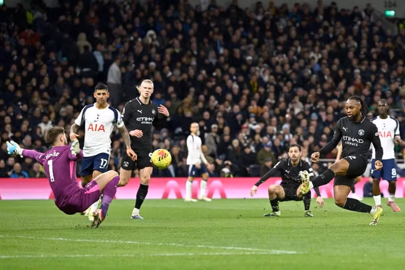 Antoine Semenyo nhân đôi cách biệt cho đội khách ở phút 44. 3.jpg