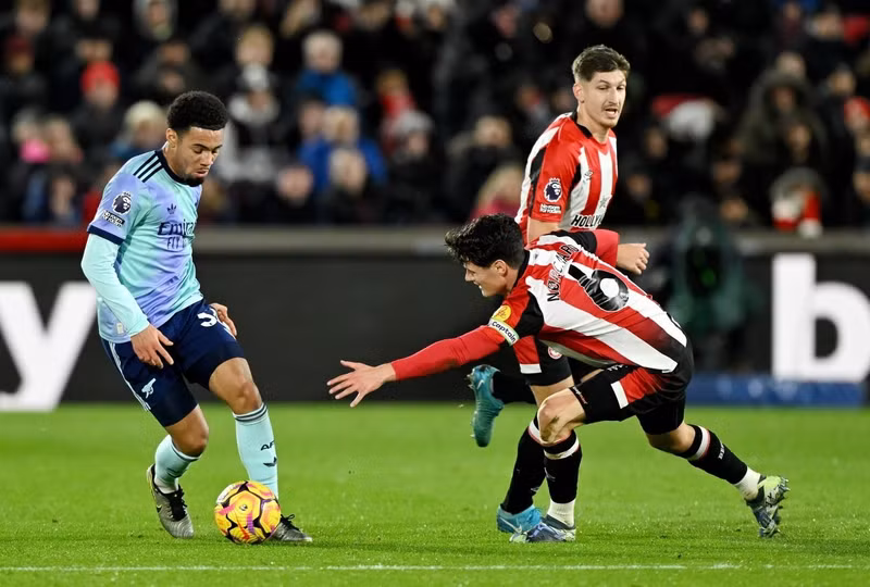 Thần đồng 17 tuổi Ethan Nwaneri cũng đặc biệt gây ấn tượng nhưng đôi bên khép lại 45 phút đầu tiên mà không có thêm bàn thắng được ghi. ethan-nwaneri-arsenal-runs-ball.jpg