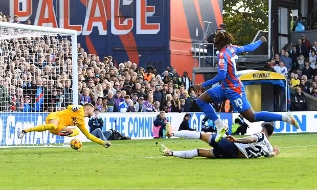 Eberechi Eze còn đưa được bóng vào lưới Tottenham nhưng bàn thắng không được công nhận bởi lỗi việt vị. 9-557-8925.jpg