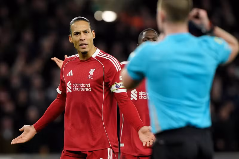Bàn thắng quyết định của Wolves khiến trung vệ đội trưởng Virgil van Dijk thất vọng. liverpool-5.jpg