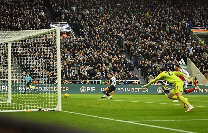 Jacob Murphy đưa Newcastle dẫn trước 1-0 ở phút thứ 19. newc-05.jpg