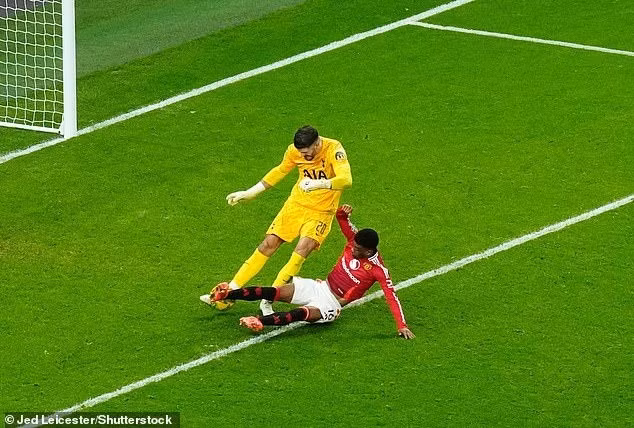 Thủ thành Tottenham còn chậm chạp phá bóng vào chân Amad Diallo giúp Man Utd rút ngắn tỷ số xuống còn 2-3 ở phút 70. 7.jpg