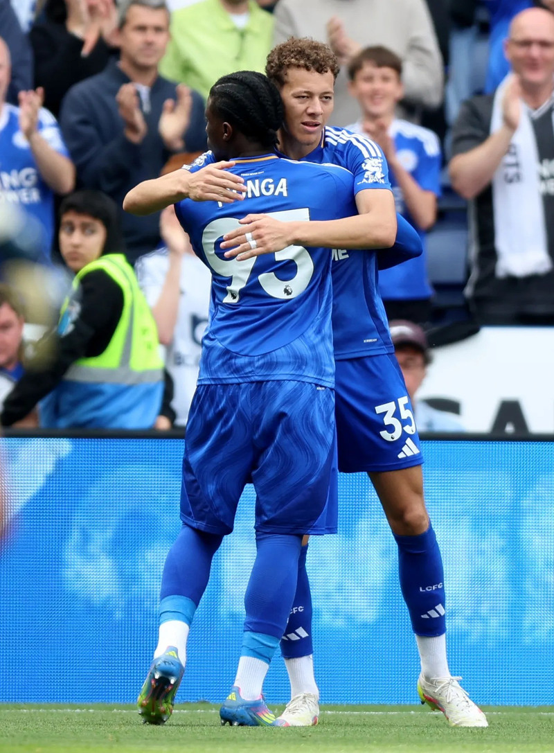 Tiền vệ người Ireland ăn mừng bàn thắng cùng đồng đội trong mùa giải mà Leicester đã sớm phải xuống hạng. vardy-7.jpg