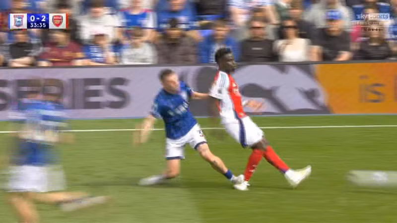 Arsenal thắng to nhưng để lại nhiều nỗi lo sau khi ngôi sao Bukayo Saka bị Leif Davis phạm lỗi thô bạo ở phút 32. arsenal-1.jpg