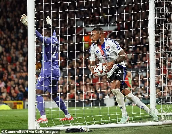 Hiệp hai chứng kiến sự vươn lên mạnh mẽ của các cầu thủ Lyon. man-utd-05.jpg