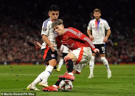 Dù chơi hơn người nhưng trong khoảng thời gian ít ỏi còn lại, đại diện Anh không ghi thêm được bàn thắng, buộc đôi bên phải kéo nhau vào hiệp phụ. man-utd-09.jpg