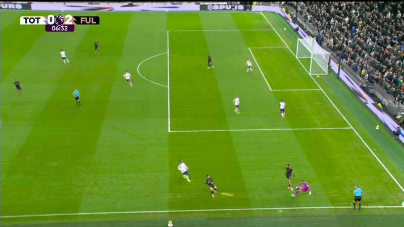 Thủ thành người Ý bỏ khung thành trống và phá bóng đúng chân đối thủ. tottenham-2.jpg