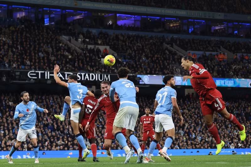 Tình huống gây tranh cãi diễn ra ở phút 37, khi trung vệ Hà Lan đánh đầu vào lưới từ một quả phạt góc. man-city-02.jpg