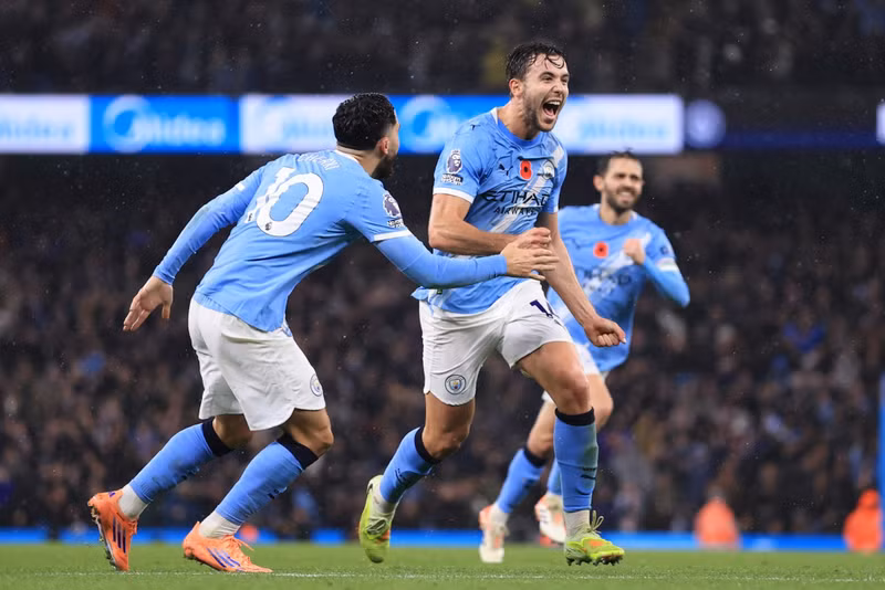 Pha đánh đầu của Nico Gonzalez vào Virgil van Dijk làm bóng bay đổi hưởng giúp Man City vươn lên dẫn trước 2-0 ở thời gian bù giờ hiệp một. man-city-07.jpg