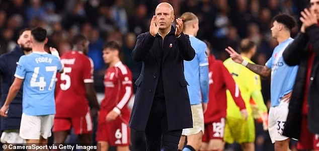 Còn với nhà đương kim vô địch Liverpool, họ đã thua 5 trong 6 trận gần nhất tại giải quốc nội và tụt xuống vị trí thứ 8 với 18 điểm, sau cả Man Utd về hiệu số. man-city-12.jpg