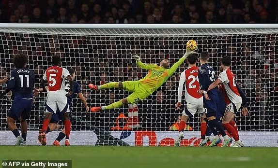 Thủ môn của Arsenal đã có pha cứu thua xuất thần, từ chối bàn thắng của Matthijs de Ligt trong tình huống cố định ở phút 67. 5.jpg