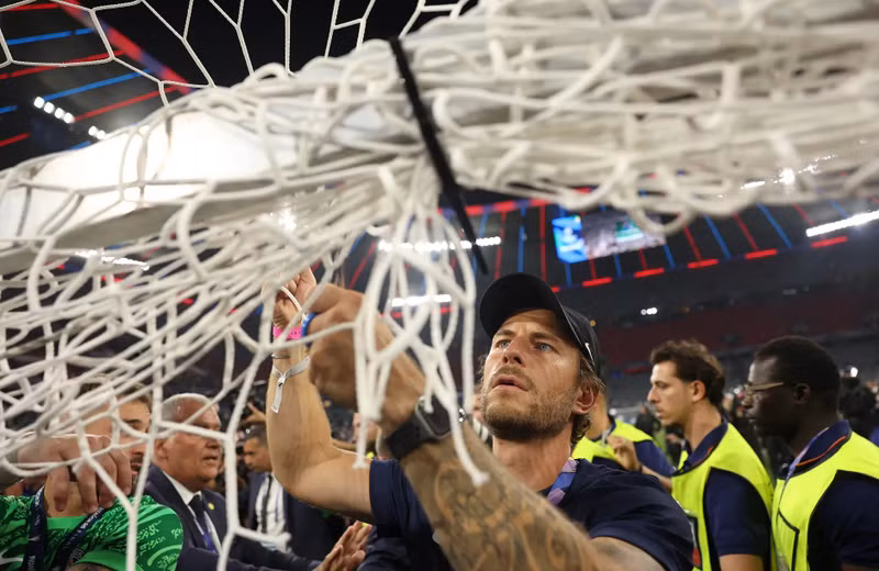 Một số người hâm mộ đã cắt lưới khung thành sân Allianz Arena. psg-3-8328.jpg