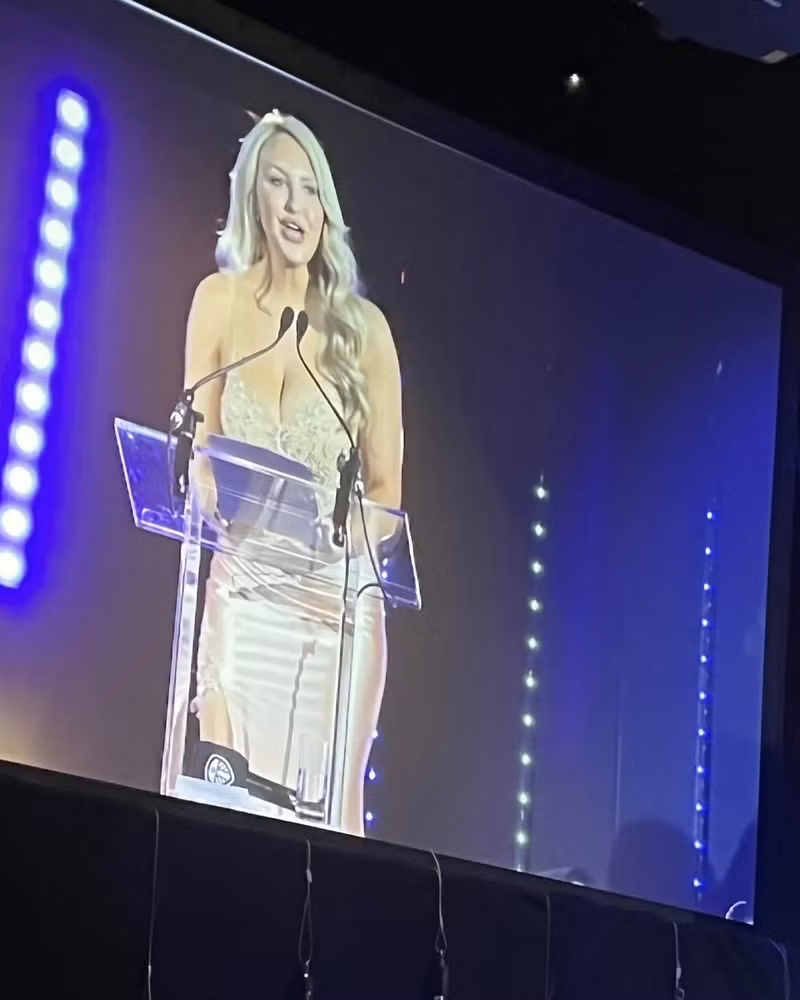 MC Emma đã được giao trọng trách dẫn dắt buổi lễ mừng công của đội. 4.png