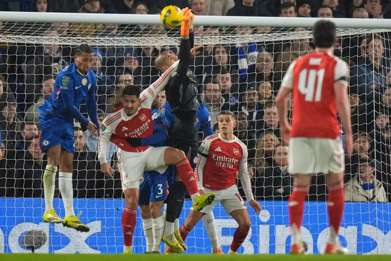 Thủ thành người Tây Ban Nha đấm hụt bóng khi Arsenal được hưởng phạt góc khiến Chelsea thủng lưới ở ngay phút thứ 7. Ben White là người trừng phạt sai lầm của thủ môn đối thủ. chelsea-2.jpg