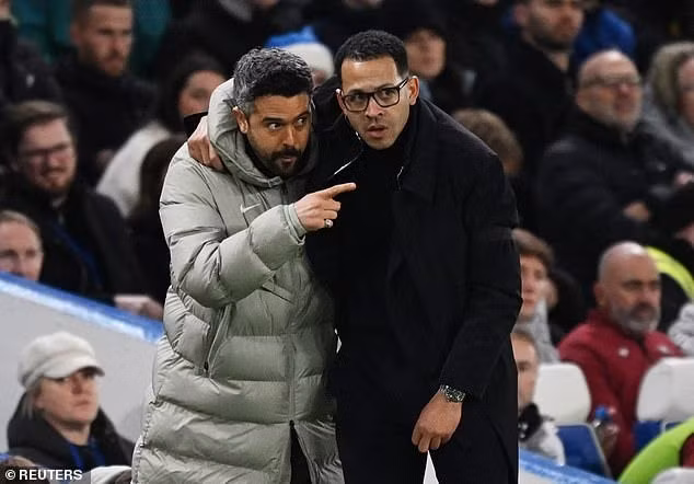 HLV Liam Rosenior có màn ra mắt không trọn vẹn ngay tại Stamford Bridge. chelsea-8.jpg