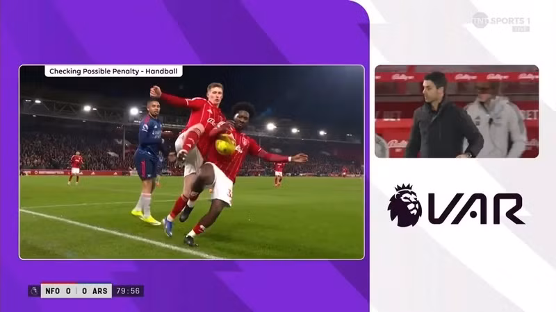 Tuy nhiên, khi vào cuộc VAR xác định rằng Ola Aina của Nottingham Forest không phạm lỗi dùng tay chơi bóng. 8.jpg
