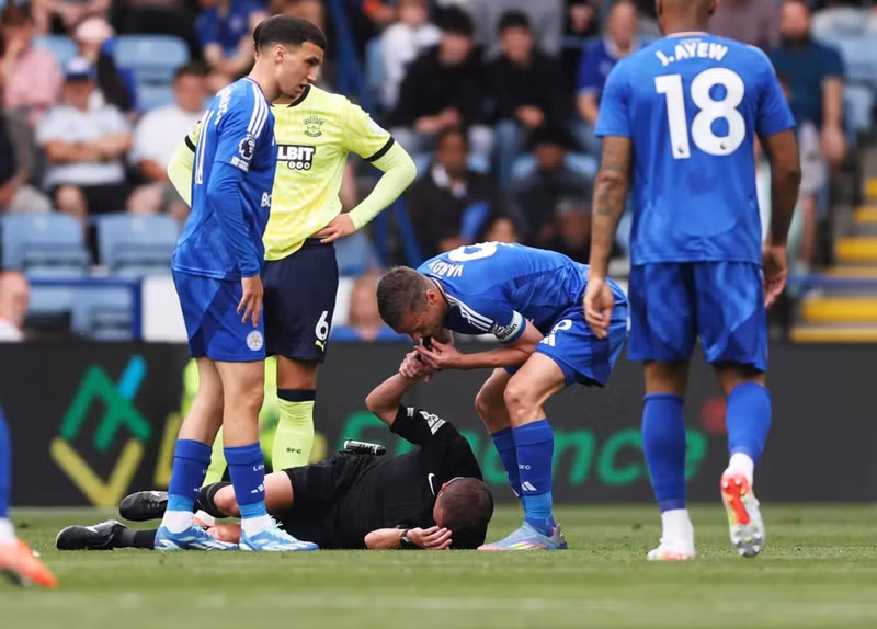 Khoảnh khắc kỳ lạ này diễn ra ở phút 22 trận Leicester thắng đội khách Southampton 2-0 ở vòng 35 Ngoại hạng Anh. leicester-1.jpg