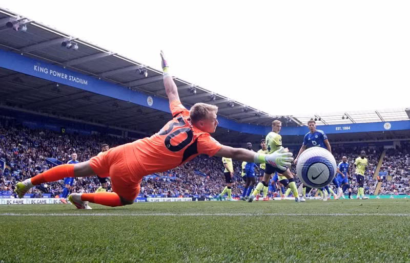 Jordan Ayew nhân đôi cách biệt cho ‘Bầy cáo’ ở phút 44 và đây cũng là bàn ấn định tỷ số 2-0 cho chủ nhà. leicester-7.jpg