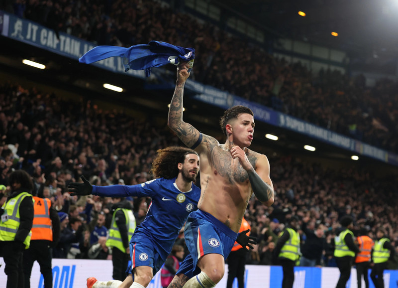 Chủ nhà Chelsea vùng lên mạnh mẽ để thắng ngược 3-2 sau giờ nghỉ, nhờ công João Pedro, Marc Cucurella và Enzo Fernandez. tai-xuong-1.jpg