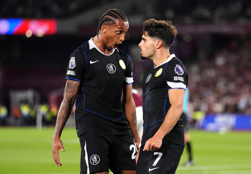 Trận derby London trước đó diễn ra kịch tính, hấp dẫn với những màn “ăn miếng trả miếng” không khoan nhượng. West Ham dẫn trước 2-0 nhờ công của Jarrod Bowen và Crysencio Summerville trong hiệp một. tai-xuong-2.jpg