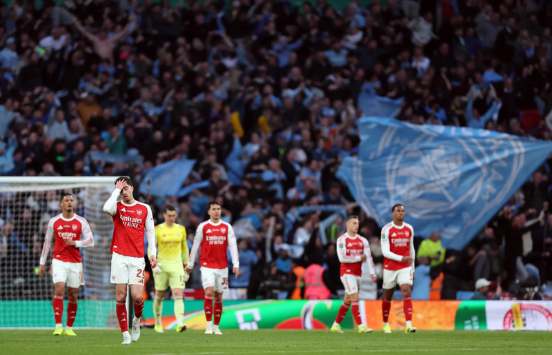 Vẻ đầy thất vọng của các cầu thủ Arsenal khi không thể xuyên thủng hàng thủ đối phương, đành chấp nhận thua Man City với tỷ số 0-2. 5.png