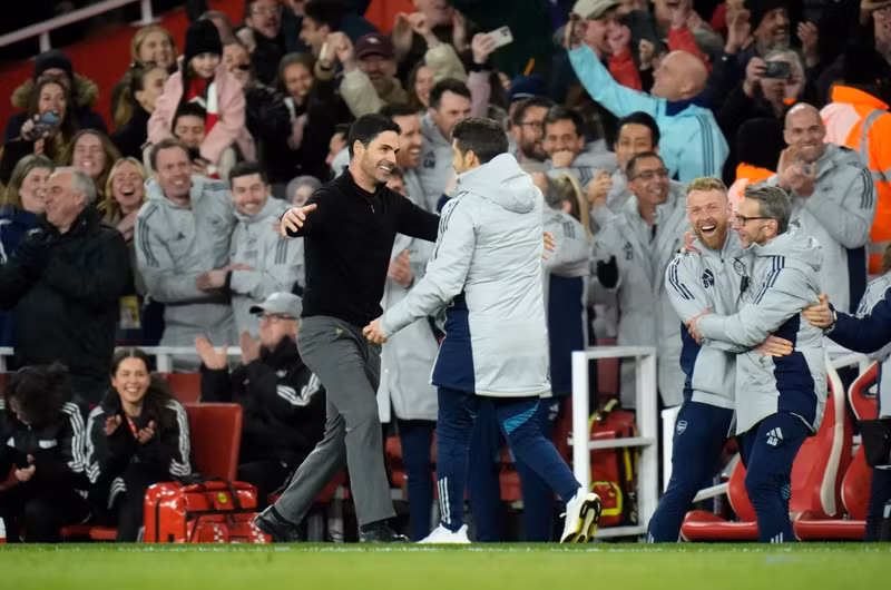 Chứng kiến những gì cầu thủ 16 tuổi làm được, chiến lược gia Mikel Arteta không giấu nổi sự phấn khích ngoài đường biên. arsenal-7.jpg