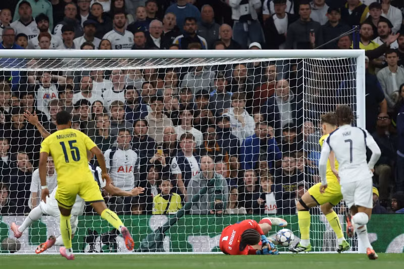 Từ đường căng ngang tưởng chừng như vô hại của Lucas Bergvall. tottenham-3.jpg