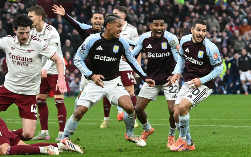 Tưởng đâu, đôi bên sẽ chia điểm nhưng Emiliano Buendía khiến sân nhà bùng nổ với bàn thắng ấn định tỷ số 2-1 ở phút 90+5. 6.jpg