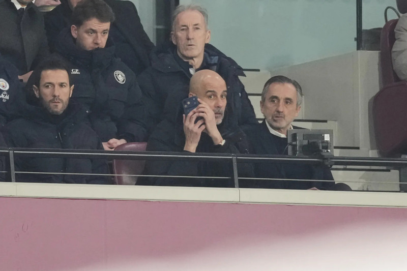 Do chịu án phạt, HLV Pep Guardiola chỉ có thể chỉ đạo từ trên khán đài. Tuy nhiên, mọi thứ đều không như ý muốn của ông. man-city-4.jpg