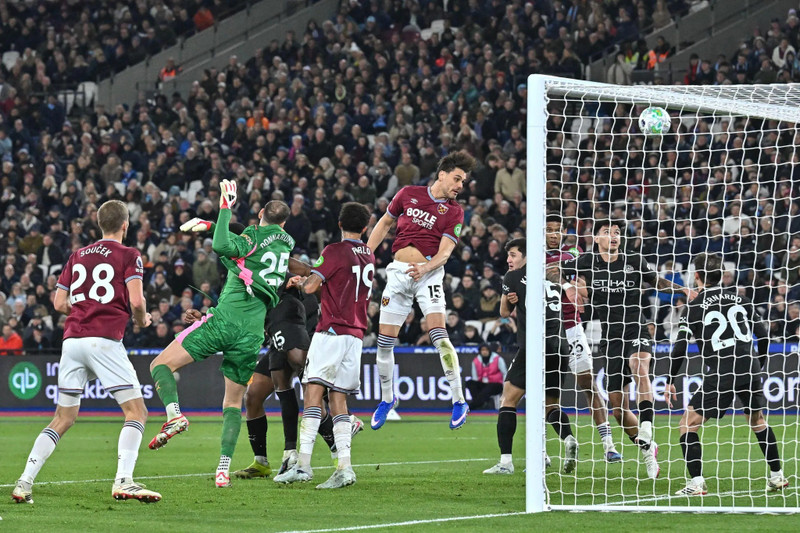 Niềm vui của đội khách chẳng được bao lâu, bởi chỉ 4 phút sau đó tới lượt Konstantinos Mavropanos đánh đầu bóng chạm xà ngang rồi đi vào lưới, giúp West Ham quân bình tỷ số 1-1. man-city-2.jpg