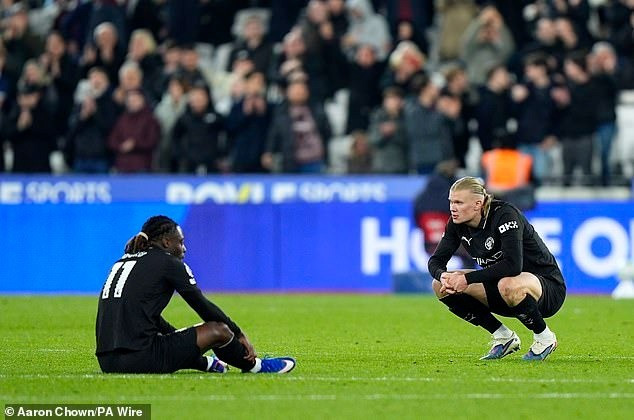 Mọi nỗ lực khác cũng đều không thành công, để lại trong mỗi cầu thủ Man City nỗi thất vọng lớn. man-city-6.jpg