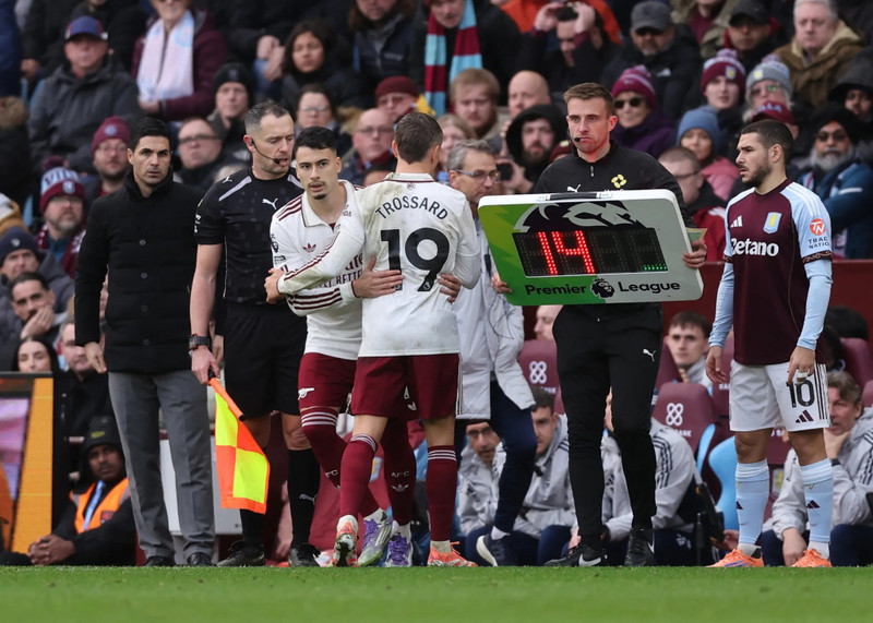 Cầu thủ dự bị Leandro Trossard ghi bàn quân bình tỷ số 1-1 cho Pháo thủ London ở phút 52. 4.jpg