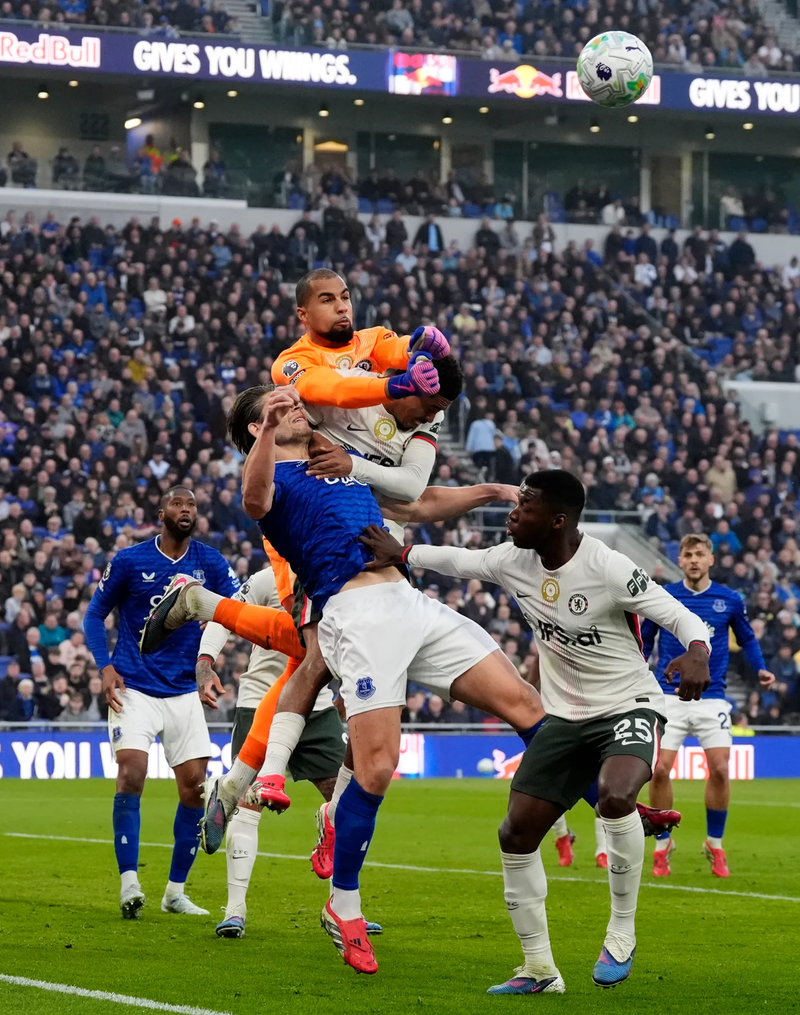 Thảm bại của Chelsea có phần lỗi đến từ thủ thành Robert Sanchez khi anh không làm tốt phần việc của mình, để đội nhà thủng lưới lãng xẹt. 4.png