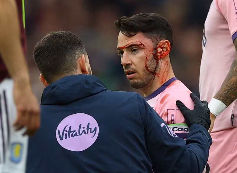 Adam Smith bị chảy máu do vết thương ở đầu nghiêm trọng. 2.jpg