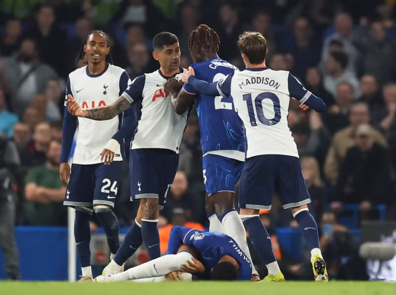 Bênh vực đồng đội nên Trevoh Chalobah tiến tới ‘nói điều phải quấy’ với Cristian Romero. chelsea-04.jpg