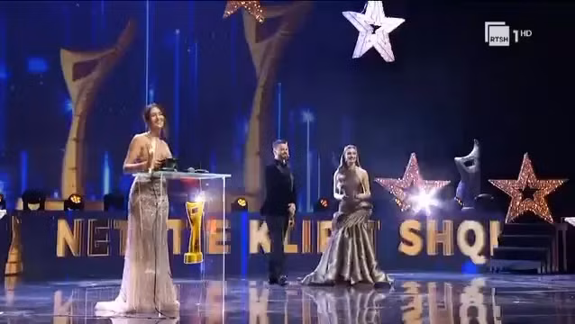 Khán giả không thể rời mắt khi cô trao giải 'Người ảnh hưởng nhất' cho nhạc sĩ Stresi (Arkimed Lushaj). 4.png