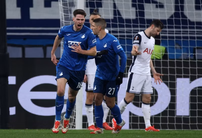 Chủ nhà Hoffenheim có được bàn rút ngắn tỷ số xuống 1-2 ở phút 68, nhờ công của Anton Stach. tottenham-04.jpg