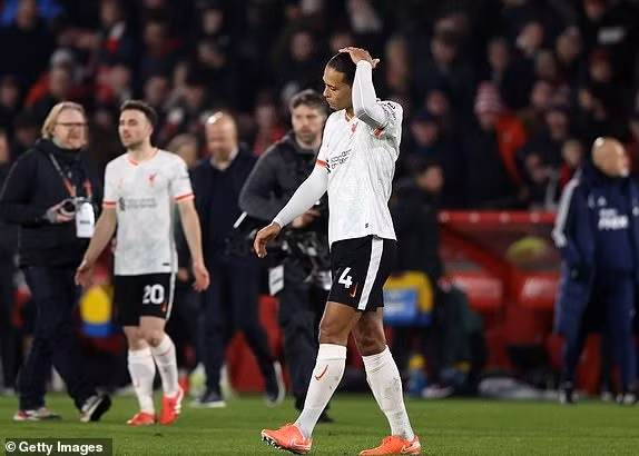 Liverpool trước đó chỉ có được kết quả hoà Nottingham Forest 1-1, song đang thi đấu ít hơn Arsenal 1 trận. liverpool10.jpg