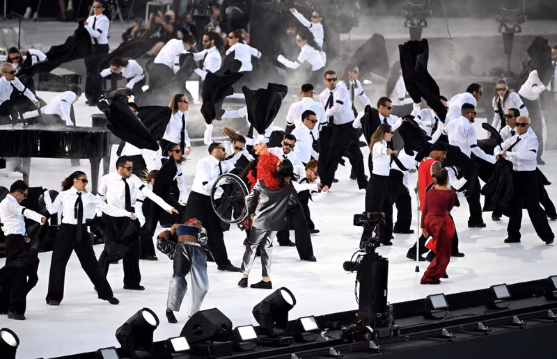 Toàn cảnh các nghệ sĩ biểu diễn trong lễ khai mạc Paralympic Paris 2024. 8.jpg