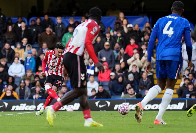 Chemsdine Talbi ghi bàn ấn định chiến thắng 2-1 cho đội bóng tân binh ở phút 90+3. chelsea-2.jpg