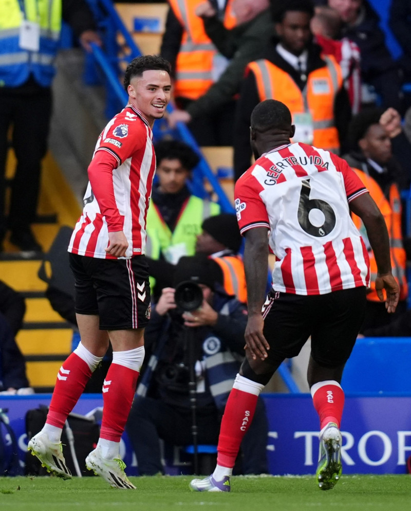 Chiến thắng kịch tính giúp đội bóng tân binh Sunderland leo lên nhì bảng xếp hạng với 17 điểm sau 9 vòng đấu. chelsea-8.jpg