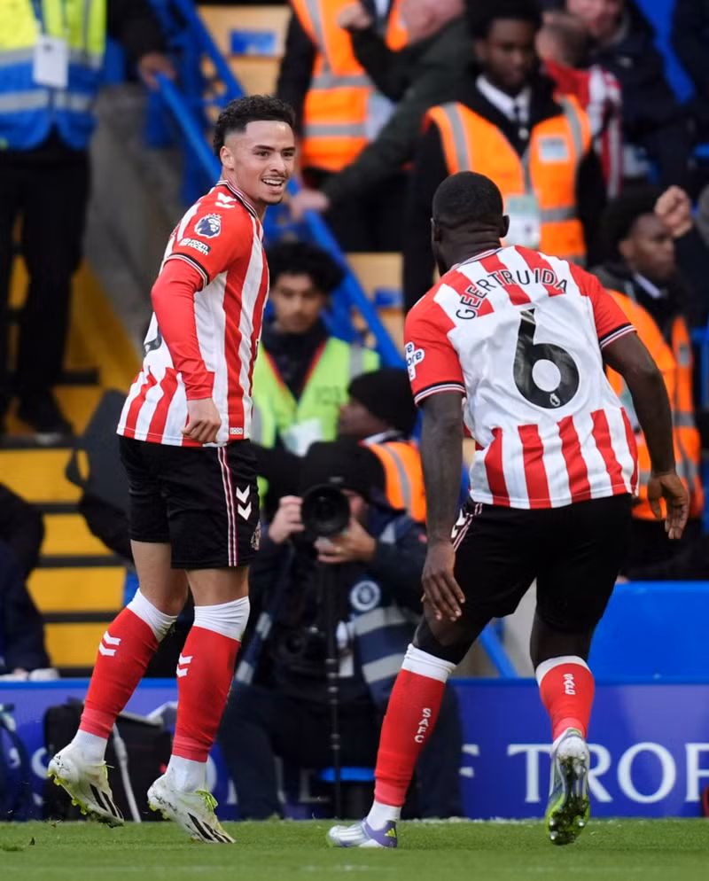 Chiến thắng kịch tính giúp đội bóng tân binh Sunderland leo lên nhì bảng xếp hạng với 17 điểm sau 9 vòng đấu. chelsea-8.jpg