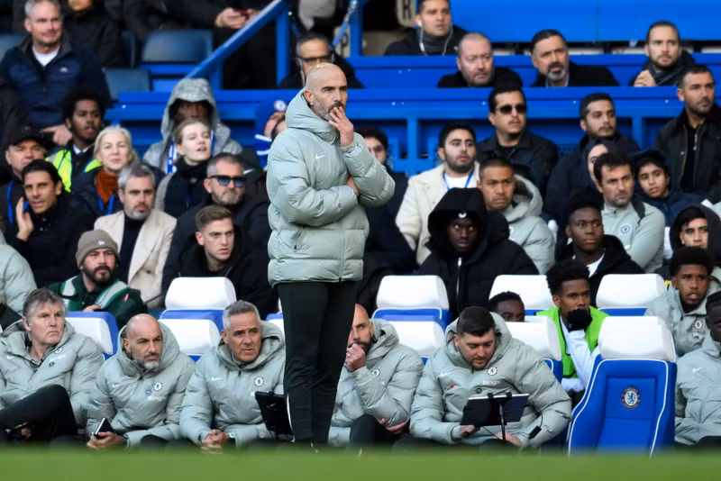 Chiến lược gia Enzo Maresca buồn bã nhìn đội nhà The Blues thất trận. chelsea-3.jpg