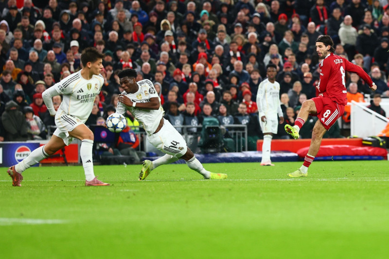 Liverpool cũng bị từ chối một quả phạt đền gây tranh cãi khi bóng chạm tay cầu thủ đội khách trong vòng cấm. liverpool-5.jpg