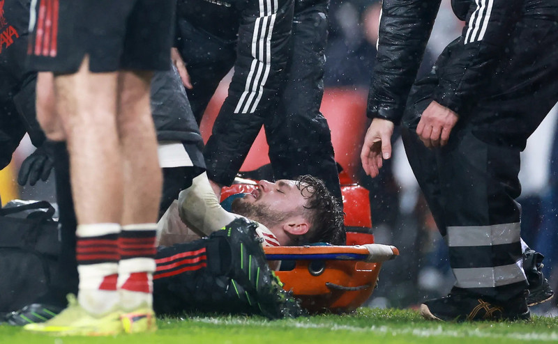 Conor Bradley cuối cùng đã được cáng ra khỏi sân. arsenal-9.jpg